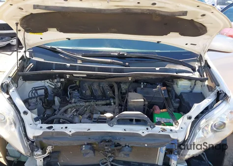 2015 Toyota Sienna Xle 8 Passenger z USA, uszkodzony, nr VIN 5TDYK3DC1FS674926